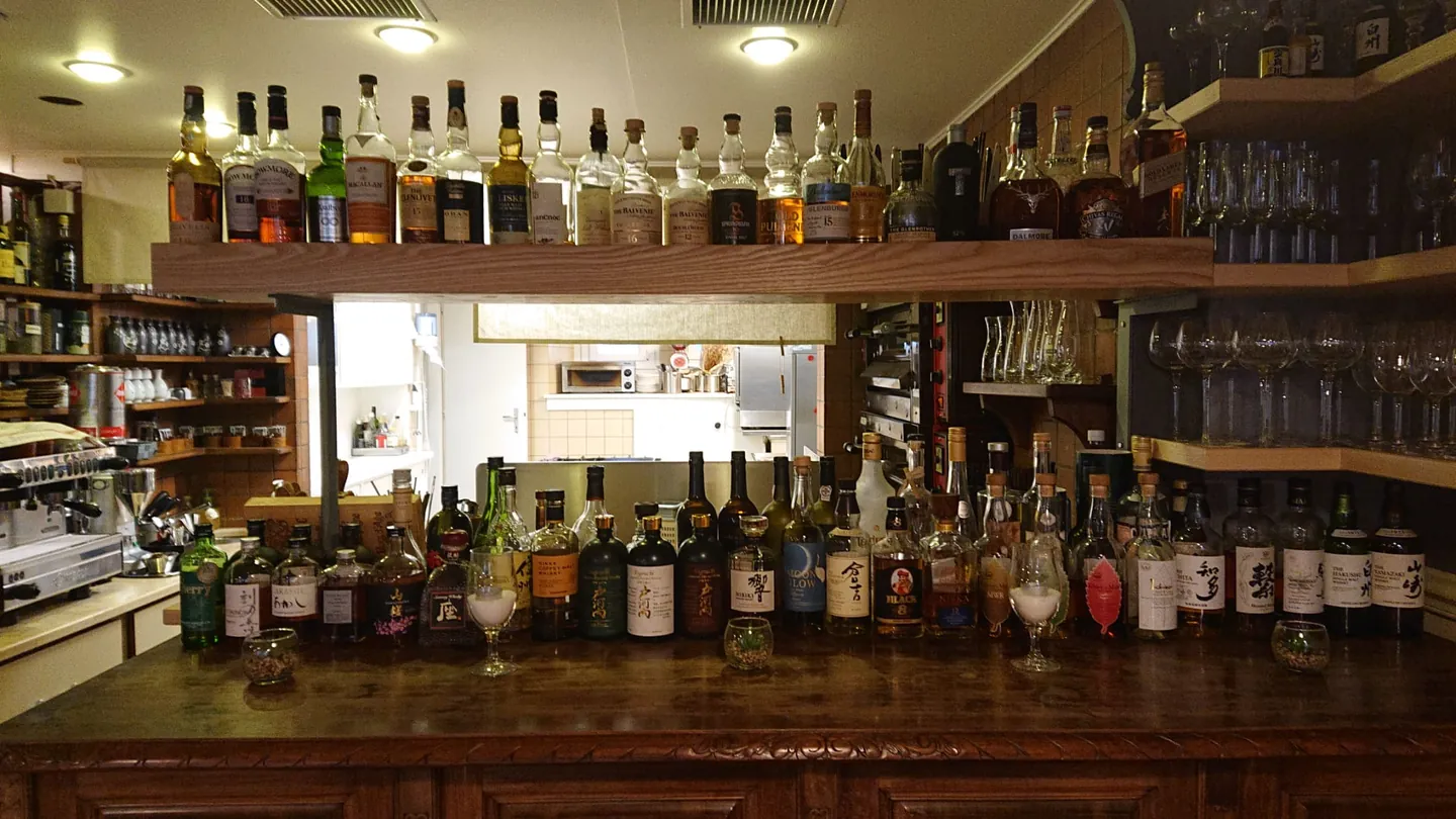 Sélection de whiskys et sakés chez Ikiru